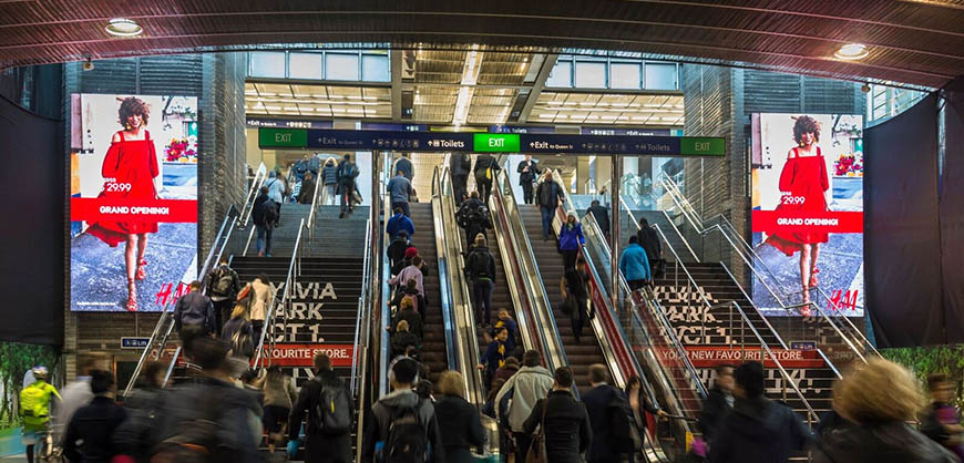 Britomart Transport Centre - display towers from Nanolumens